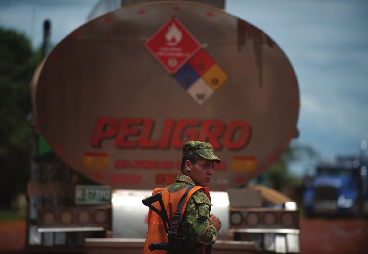 A soldier stands by a bulk liquid carrier at a checkpoint in the outskirts of Puerto Gaitan, Meta department, eastern Colombia, on October 8, 2011. Colombia, 2011 © AFP PHOTO/Eitan Abramovich” title=”A soldier stands by a bulk liquid carrier at a checkpoint in the outskirts of Puerto Gaitan, Meta department, eastern Colombia, on October 8, 2011. Colombia, 2011 © AFP PHOTO/Eitan Abramovich